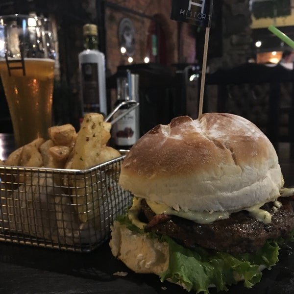 Sin duda la hamburguesa de Ribeye es buenísima! Todo estuvo riquísimo, Atencion excelente recomiendo también la cerveza de la casa,precio justo!