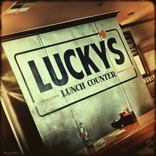 รูปภาพถ่ายที่ Lucky&#39;s Lunch Counter โดย Phlink เมื่อ 2/2/2019