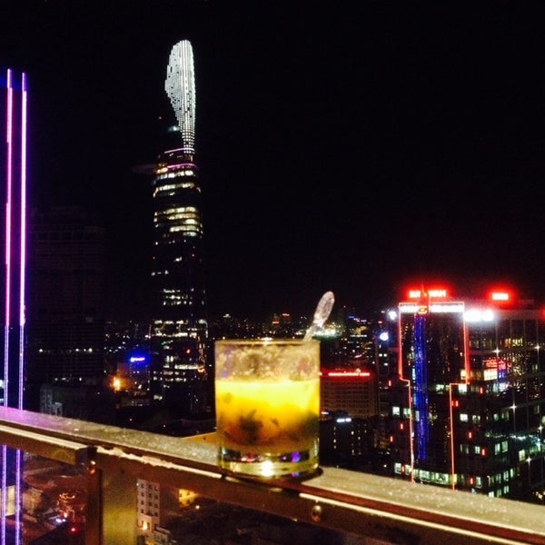 11/10/2014 tarihinde Ksushaziyaretçi tarafından Level23 Sheraton Saigon - Nightspot &amp; Wine Bar'de çekilen fotoğraf