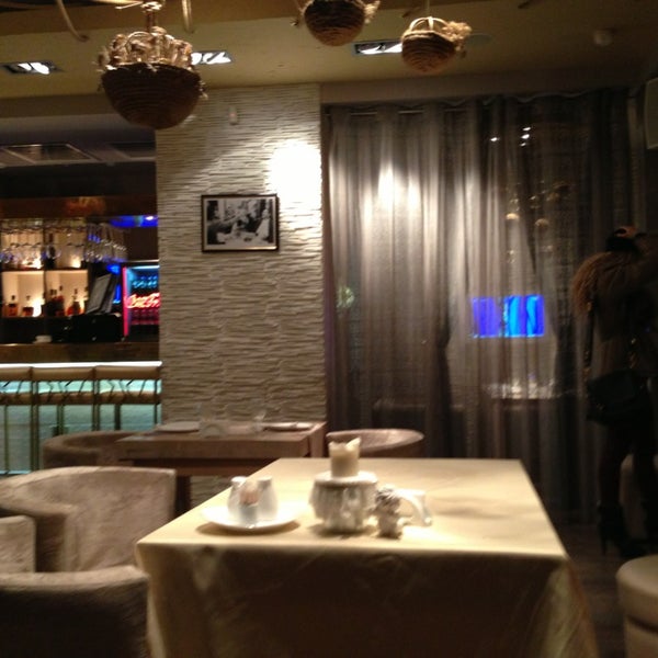 1/5/2013 tarihinde Vladimir F.ziyaretçi tarafından Ресторан Famous'de çekilen fotoğraf