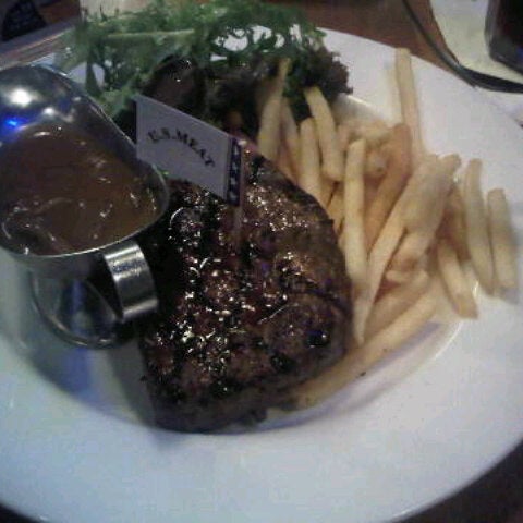 Coba steak tanderloin dengan sause jamur sambil makan hangout with friend rasanya seru :)