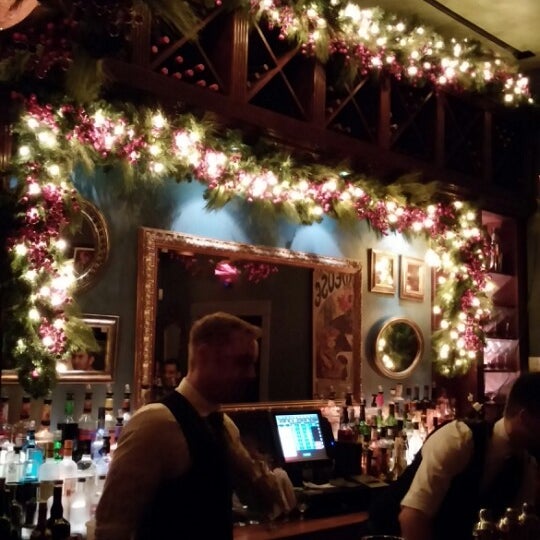 รูปภาพถ่ายที่ Marty&#39;s Martini Bar โดย Stuart G. เมื่อ 12/21/2013