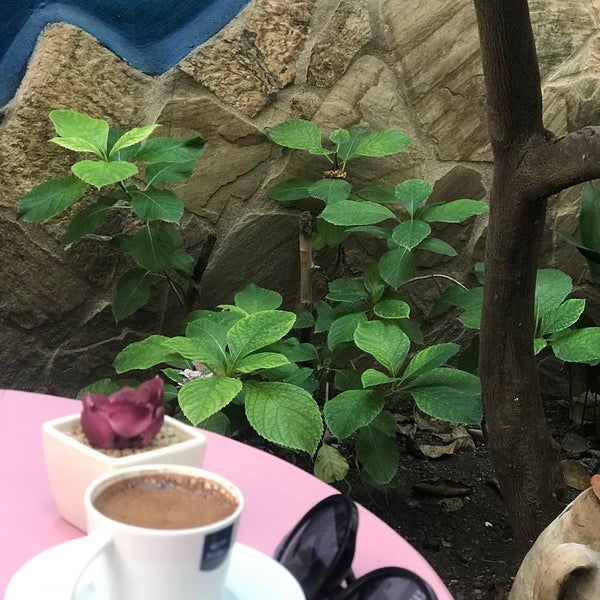 Das Foto wurde bei Niş Cafe von Gül Y. am 6/18/2018 aufgenommen