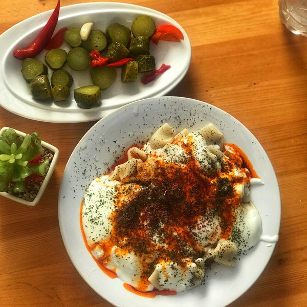 Das Foto wurde bei Niş Cafe von Gül Y. am 9/11/2018 aufgenommen