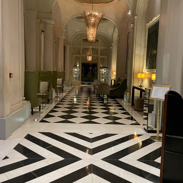 Снимок сделан в Waldorf Astoria Versailles - Trianon Palace пользователем Luz V. 11/1/2021