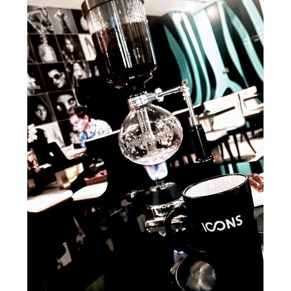Foto diambil di Icons Coffee Couture oleh Saqr A. pada 6/8/2015