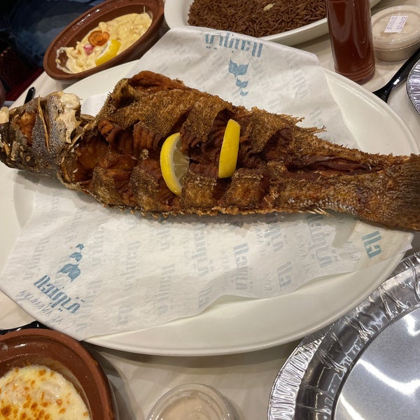 Photo prise au Anbariyah Seafood par سَـاري le8/19/2022