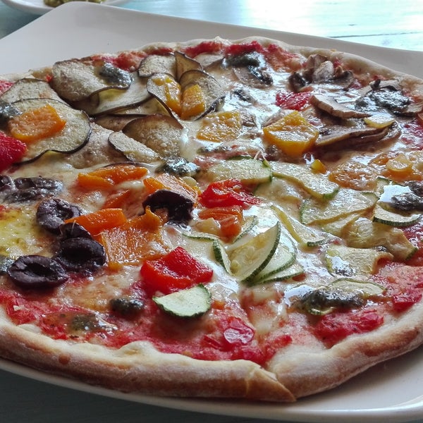 Yo probé una deliciosa pizza 5 Terre , me encantó . Amplia mente recomendable.