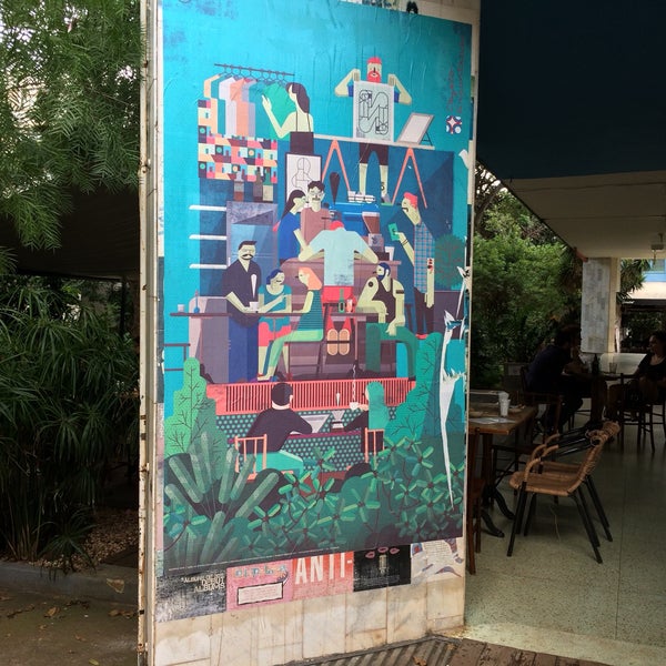Artsy and cozy. The alternative atmosphere offers a different outlook at Brasília. Coffee is very good and the artwork is fantastic. High prices betray the simple look of the place tough.