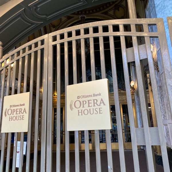 Das Foto wurde bei Boston Opera House von 番茄 小. am 7/27/2020 aufgenommen