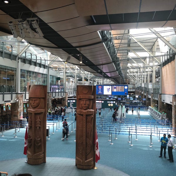 Photo taken at Vancouver International Airport (YVR) by 番茄 小. on 7/29/2018