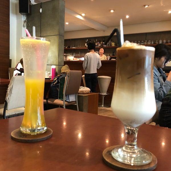 Photo taken at 極簡咖啡館 Minimal Café by 番茄 小. on 4/19/2018