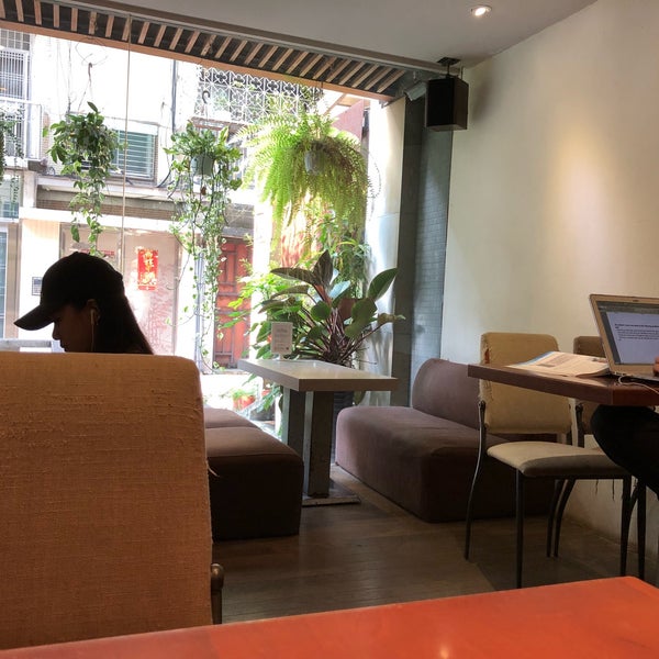 Photo taken at 極簡咖啡館 Minimal Café by 番茄 小. on 4/10/2018