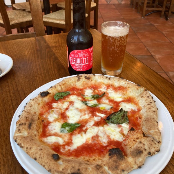 Снимок сделан в Spacca Napoli Pizzeria пользователем Holly M. 8/22/2021