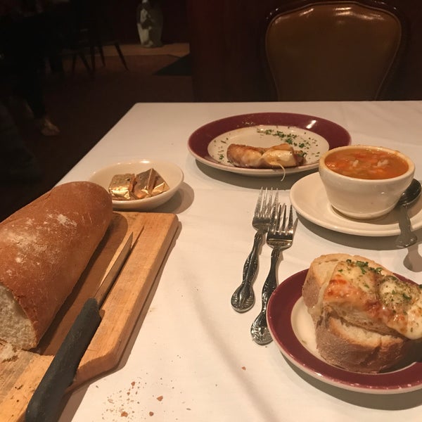 Foto scattata a Sabatino&#39;s Restaurant Chicago da Holly M. il 9/11/2018