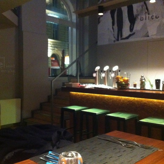 2/13/2013 tarihinde Kristinziyaretçi tarafından Restaurant/Bar Viereck'de çekilen fotoğraf