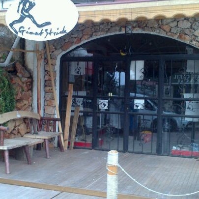 รูปภาพถ่ายที่ Giant Stride Store&amp;Cafe&amp;Bar โดย Gürsel T. เมื่อ 2/4/2013