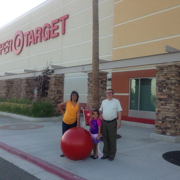 Super Target Moreno Valley, CA'da fotoğraflar
