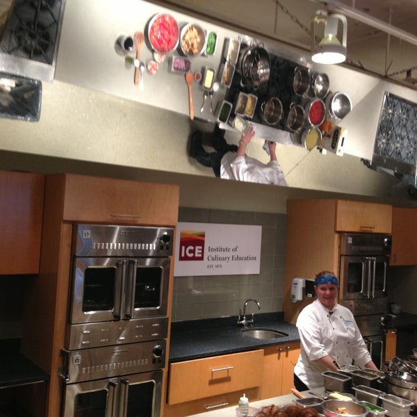 Photo prise au The Institute of Culinary Education (ICE) par Michelle G. le8/13/2013