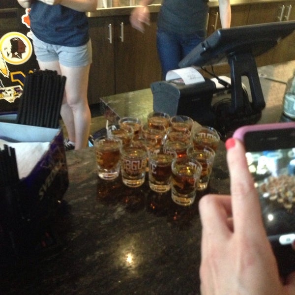 6/8/2013에 Evan C.님이 Justin&#39;s Cafe에서 찍은 사진