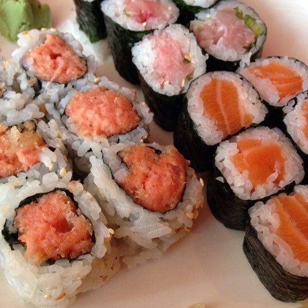 Foto tirada no(a) Yoshimama Japanese Fusion &amp; Sushi Bar por James B. em 5/16/2014