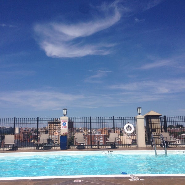 Photo taken at Holiday Inn Rooftop Pool by Alex O. on 9/6/2015