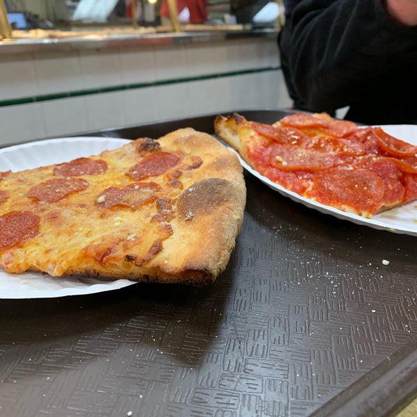 10/13/2018 tarihinde Lauren B.ziyaretçi tarafından Famous Original Ray&#39;s Pizza'de çekilen fotoğraf