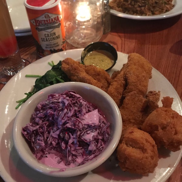 Foto tomada en Bourbon Street Bar &amp; Grille  por Lauren B. el 3/18/2018