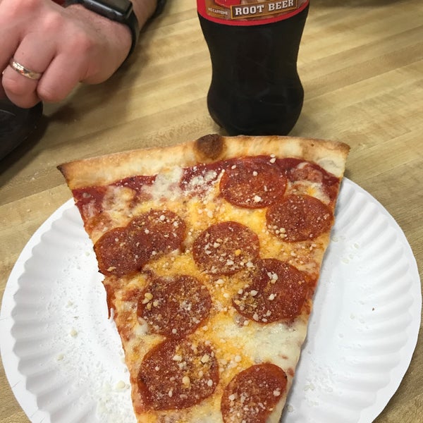 Снимок сделан в Famous Original Ray&#39;s Pizza пользователем Lauren B. 11/22/2017