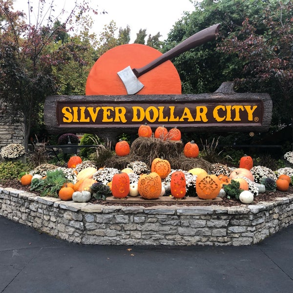 Foto tirada no(a) Silver Dollar City por Sandi D. em 10/25/2021