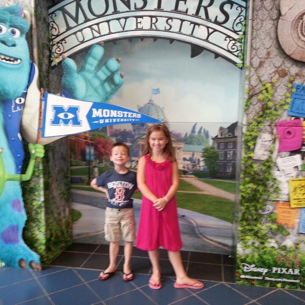 Foto di Regal Solomon Pond Marlborough, MA