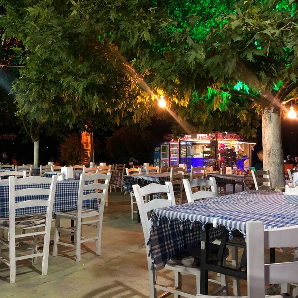 Das Foto wurde bei Yeşilim Camping Restaurant von Ozan am 8/25/2019 aufgenommen