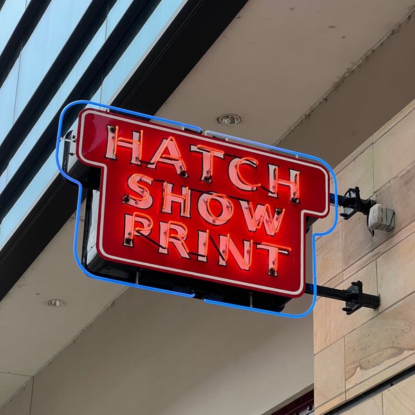 Foto tomada en Hatch Show Print  por Glass C. el 3/31/2022