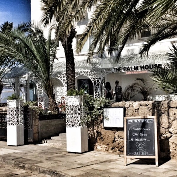 Foto tirada no(a) The Palm House Cafe &amp; Restaurant por Fikriye O. em 5/9/2015