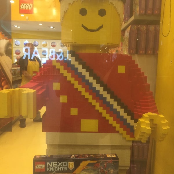 tienda lego titan plaza