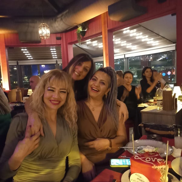 Das Foto wurde bei Göl Balık Restaurant von Zehra am 11/25/2022 aufgenommen