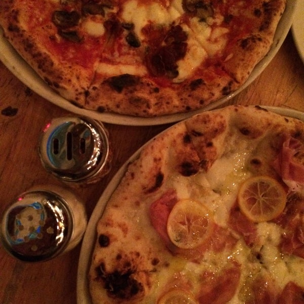 Снимок сделан в Tutta Bella Neapolitan Pizzeria пользователем Victor V. 2/14/2015