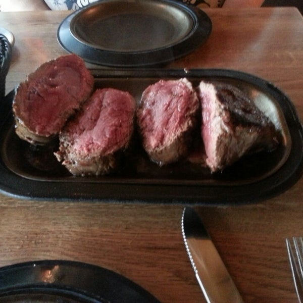 Снимок сделан в Lindey&#39;s Prime Steak House пользователем Sara E. 5/1/2013