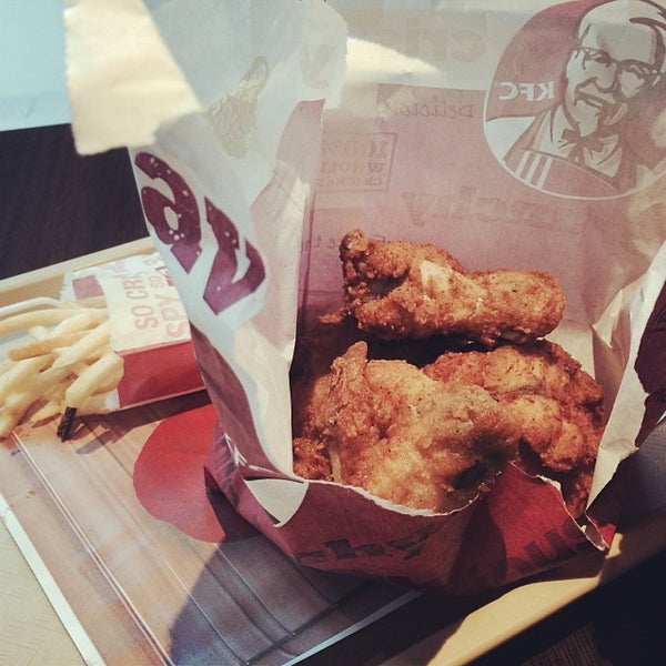 Foto tirada no(a) KFC por Nick B. em 3/7/2014
