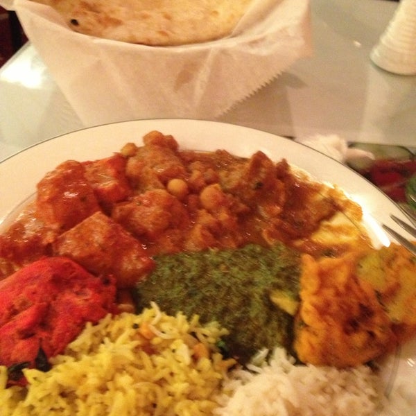 Das Foto wurde bei Diwani Indian Restaurant von Gina C. am 6/13/2013 aufgenommen