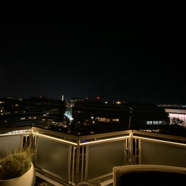 รูปภาพถ่ายที่ The Watergate Hotel โดย Faisal N เมื่อ 9/6/2020