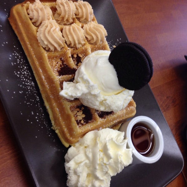 รูปภาพถ่ายที่ Superstar Waffles โดย Mew M. เมื่อ 5/30/2014