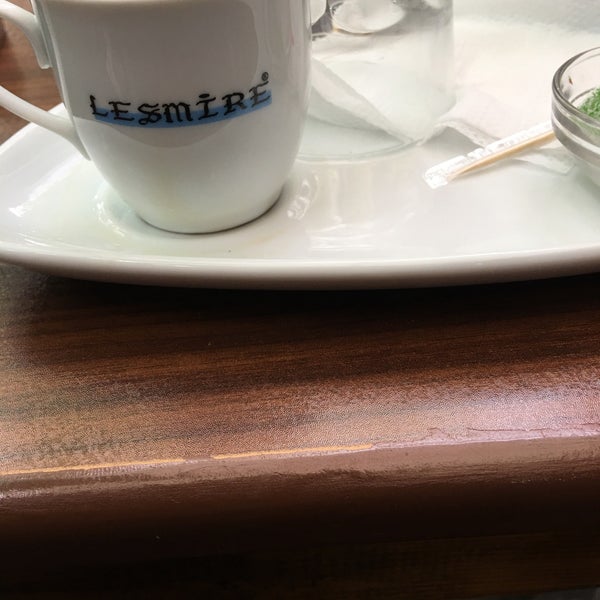 Снимок сделан в Lesmire Cafe &amp; Meyhane пользователем Özlem A. 10/25/2017