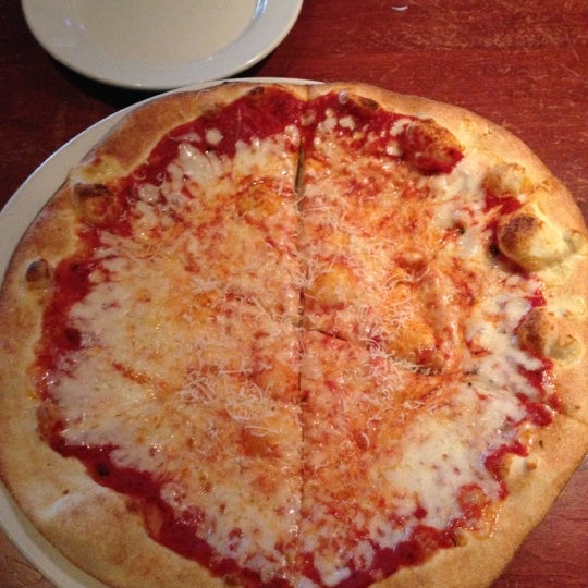 11/25/2012にTaylor A.がBrixx Wood Fired Pizzaで撮った写真