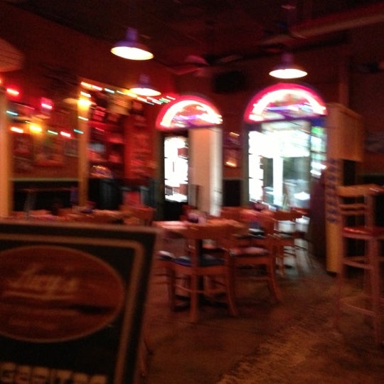 รูปภาพถ่ายที่ Lucy&#39;s Retired Surfers Bar &amp; Restaurant โดย Don T. เมื่อ 11/20/2012