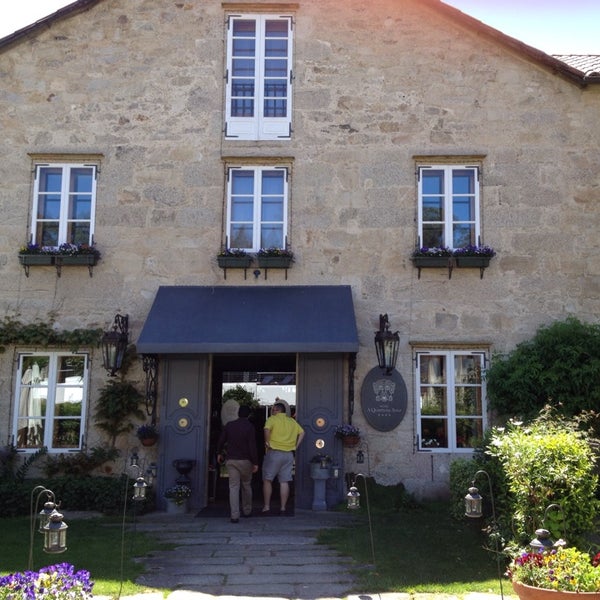 Foto diambil di Hotel Spa Relais &amp; Châteaux A Quinta Da Auga oleh Pamela P. pada 5/3/2014