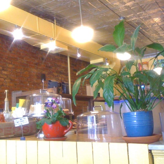 3/22/2013 tarihinde A T.ziyaretçi tarafından Naidre&#39;s Cafe &amp; Bakery'de çekilen fotoğraf