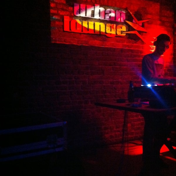 รูปภาพถ่ายที่ Urban Bug Lounge โดย Emel A. เมื่อ 1/5/2013