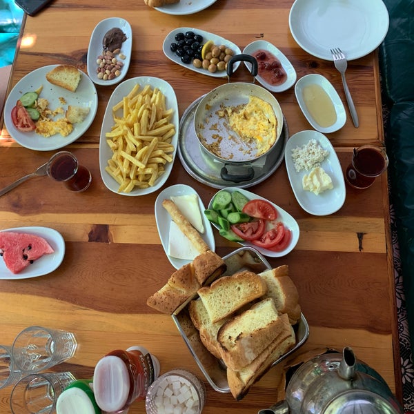 รูปภาพถ่ายที่ Yuvarlakçay Yeşil Vadi Restaurant โดย Esin เมื่อ 9/2/2021