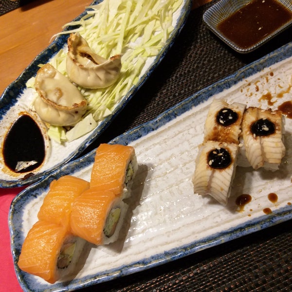 Foto diambil di Sushi Inn oleh Helen A. pada 2/27/2019